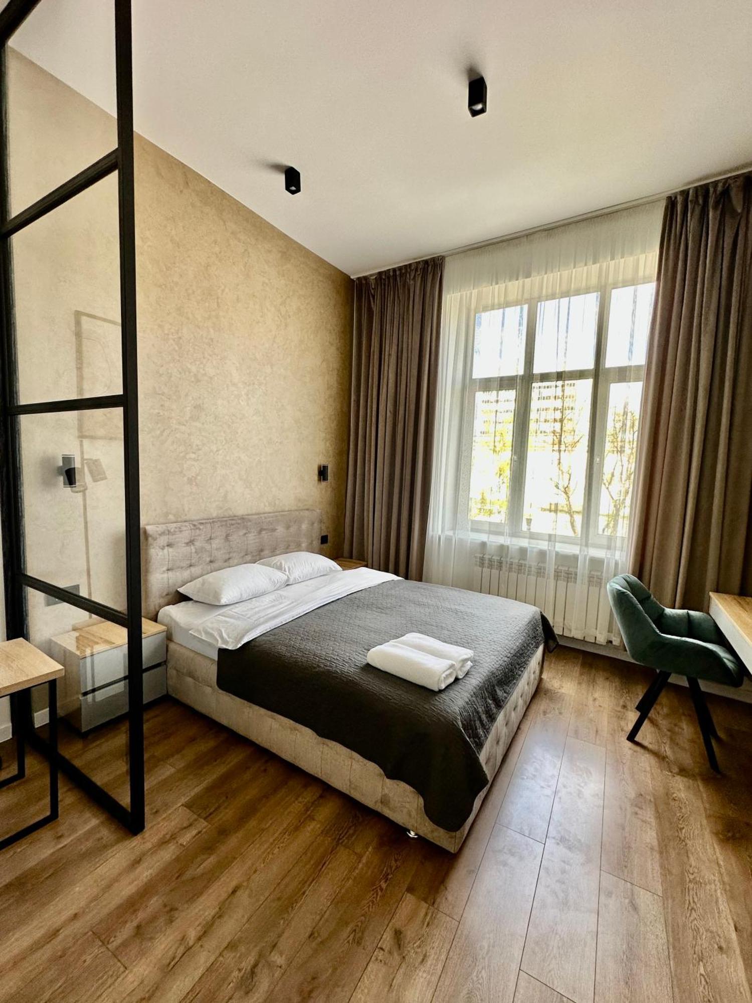 Romantic Apartments - In The Center Of Lviv , King-Size Bed Buitenkant foto