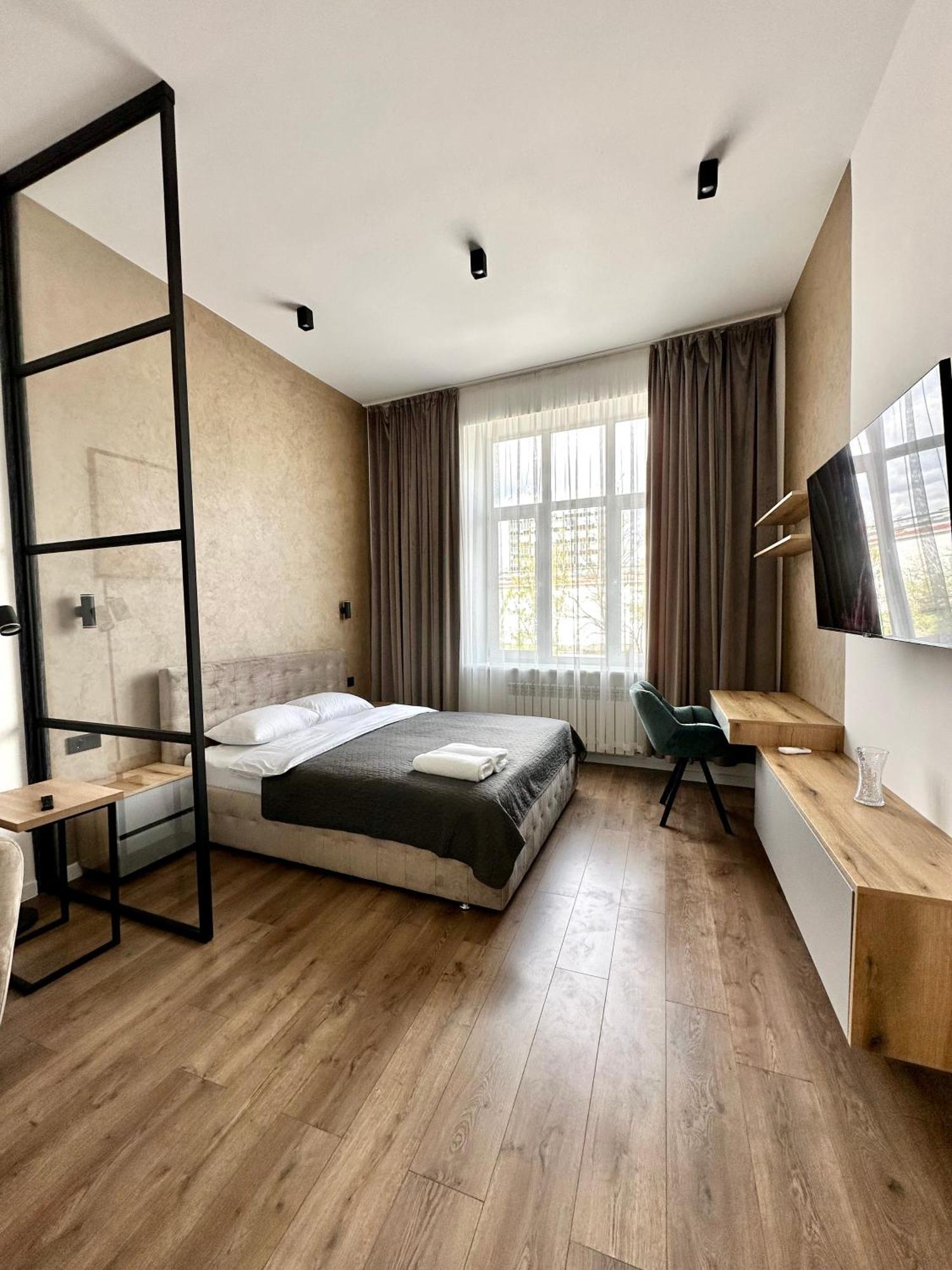 Romantic Apartments - In The Center Of Lviv , King-Size Bed Buitenkant foto