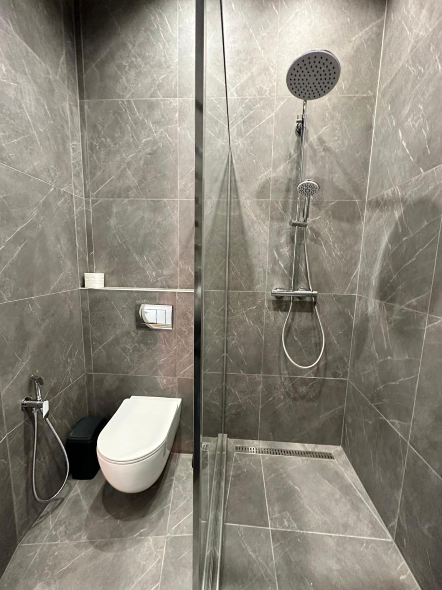 Romantic Apartments - In The Center Of Lviv , King-Size Bed Buitenkant foto