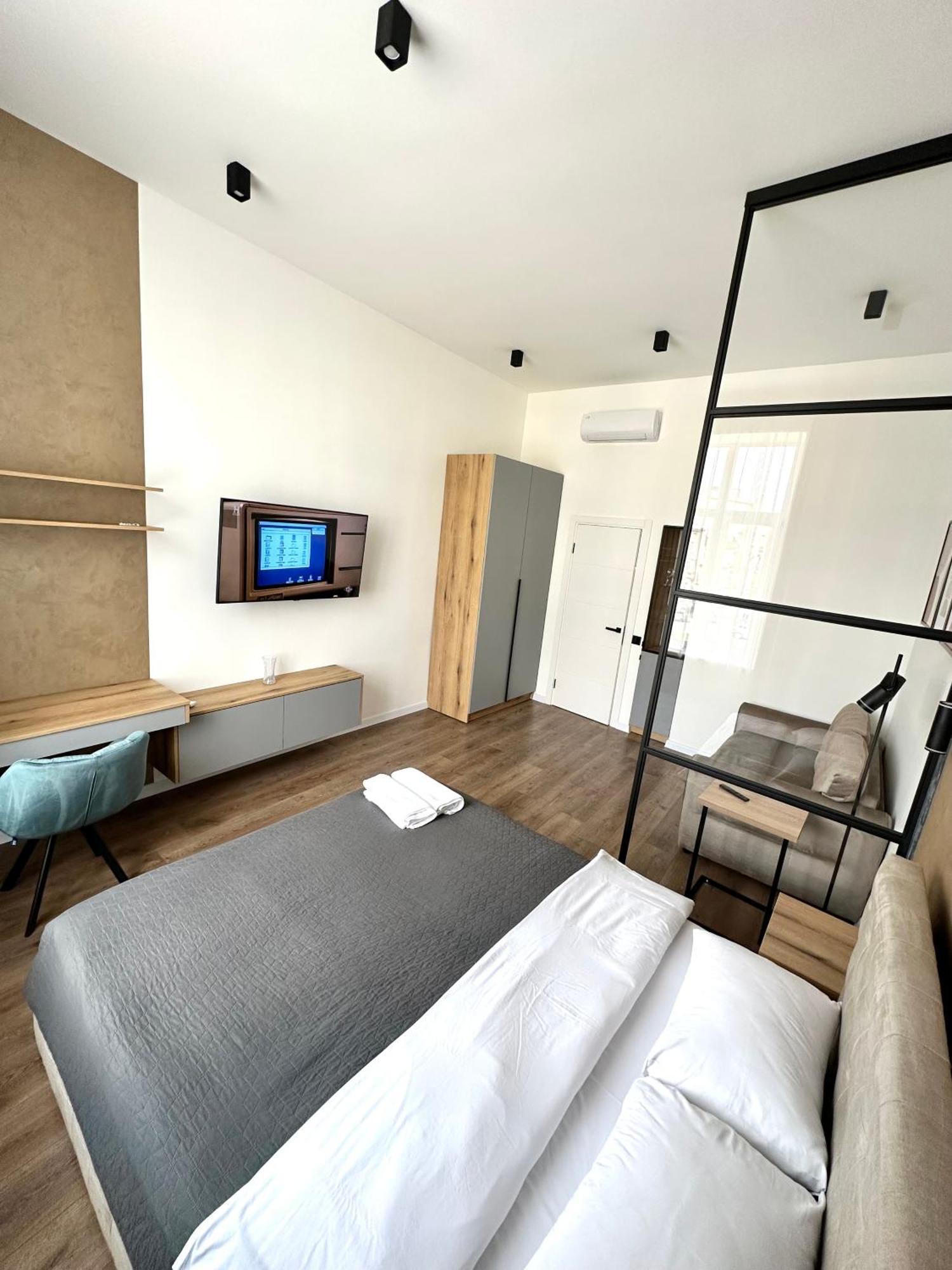 Romantic Apartments - In The Center Of Lviv , King-Size Bed Buitenkant foto