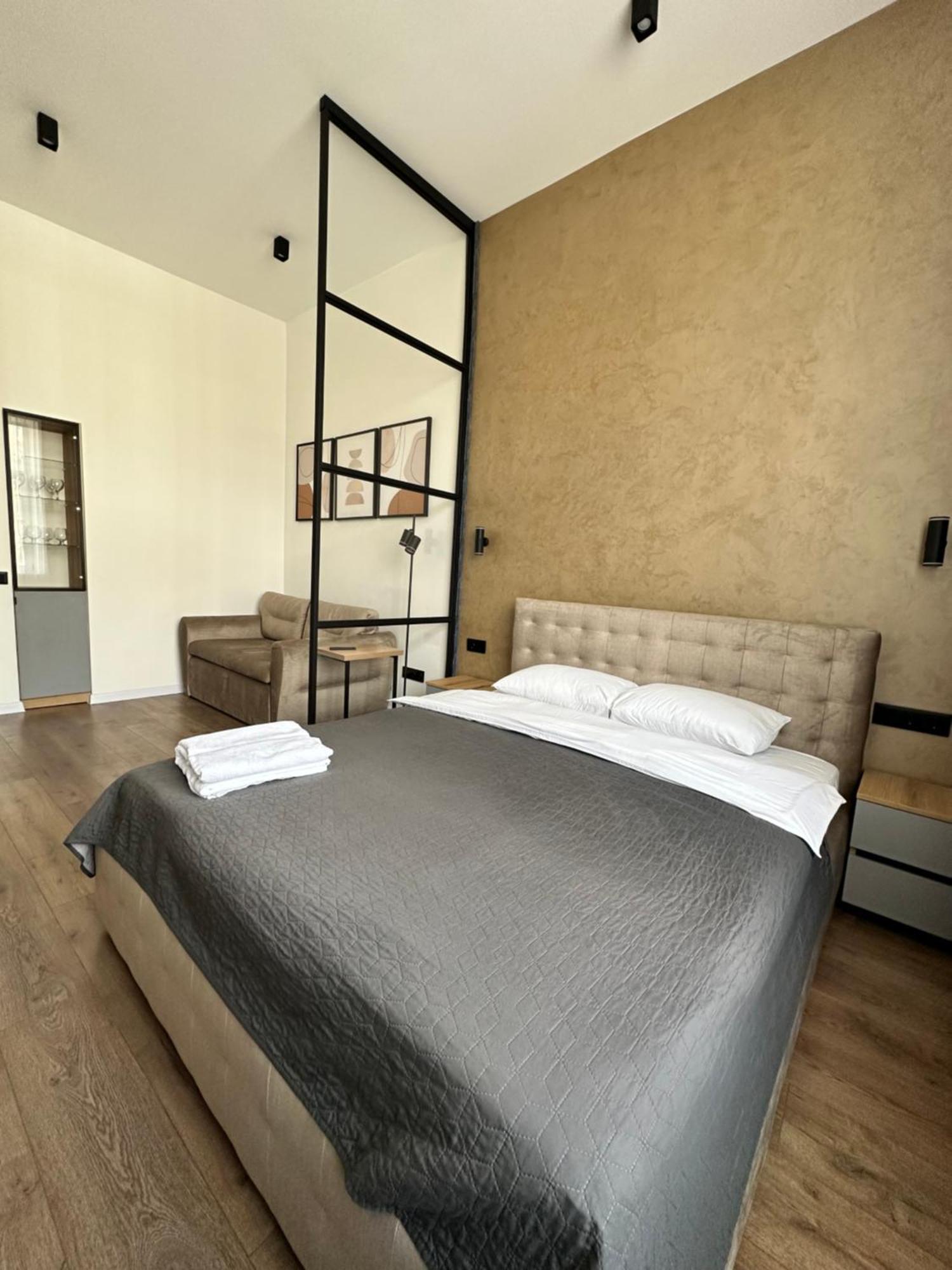 Romantic Apartments - In The Center Of Lviv , King-Size Bed Buitenkant foto