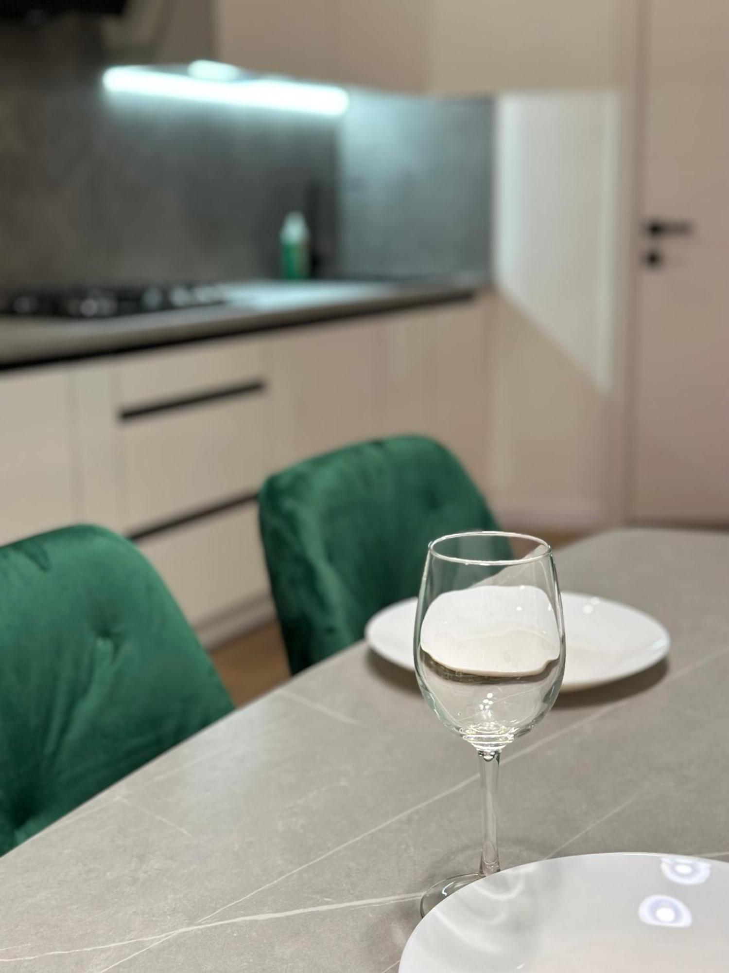 Romantic Apartments - In The Center Of Lviv , King-Size Bed Buitenkant foto