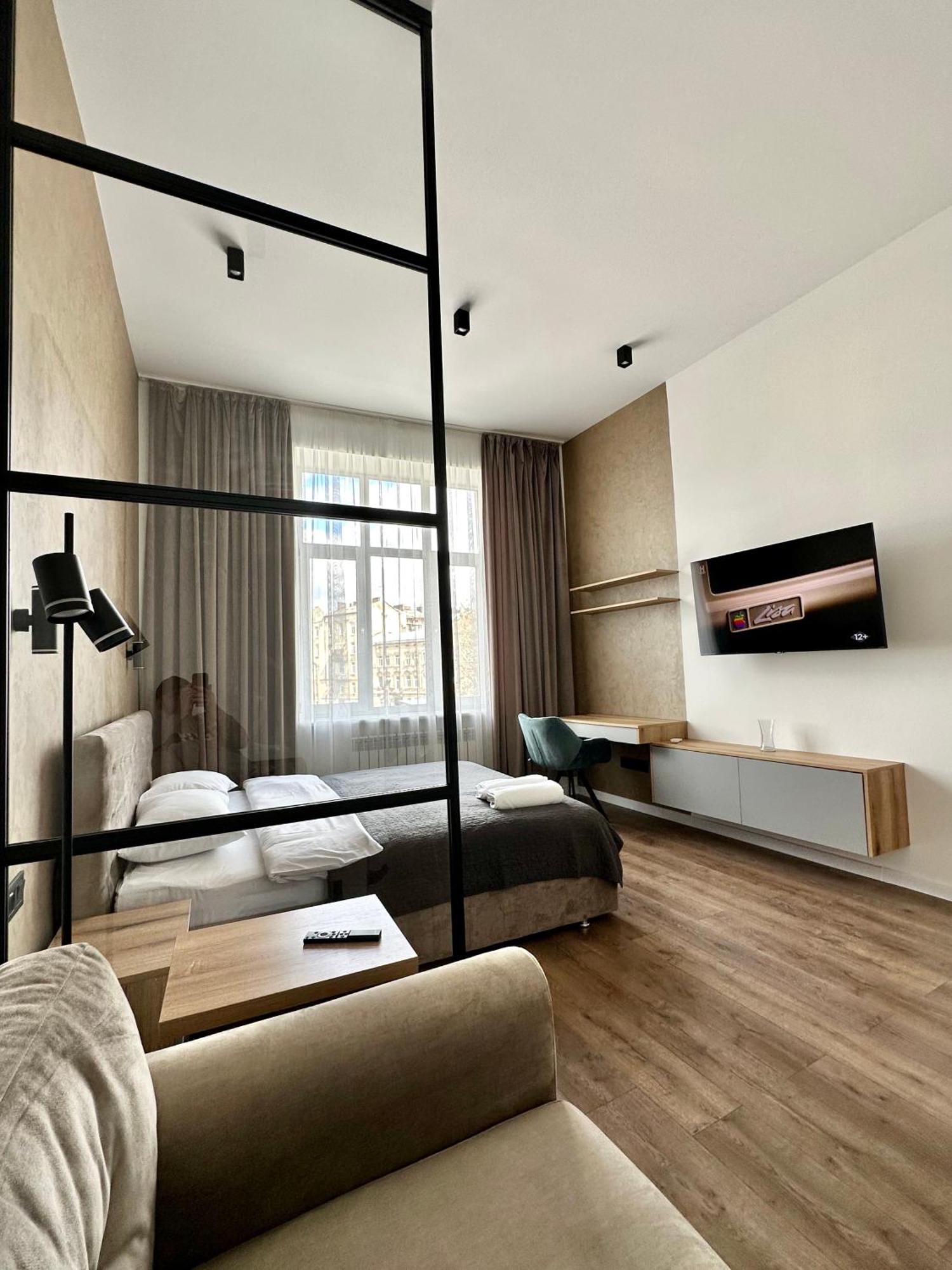Romantic Apartments - In The Center Of Lviv , King-Size Bed Buitenkant foto