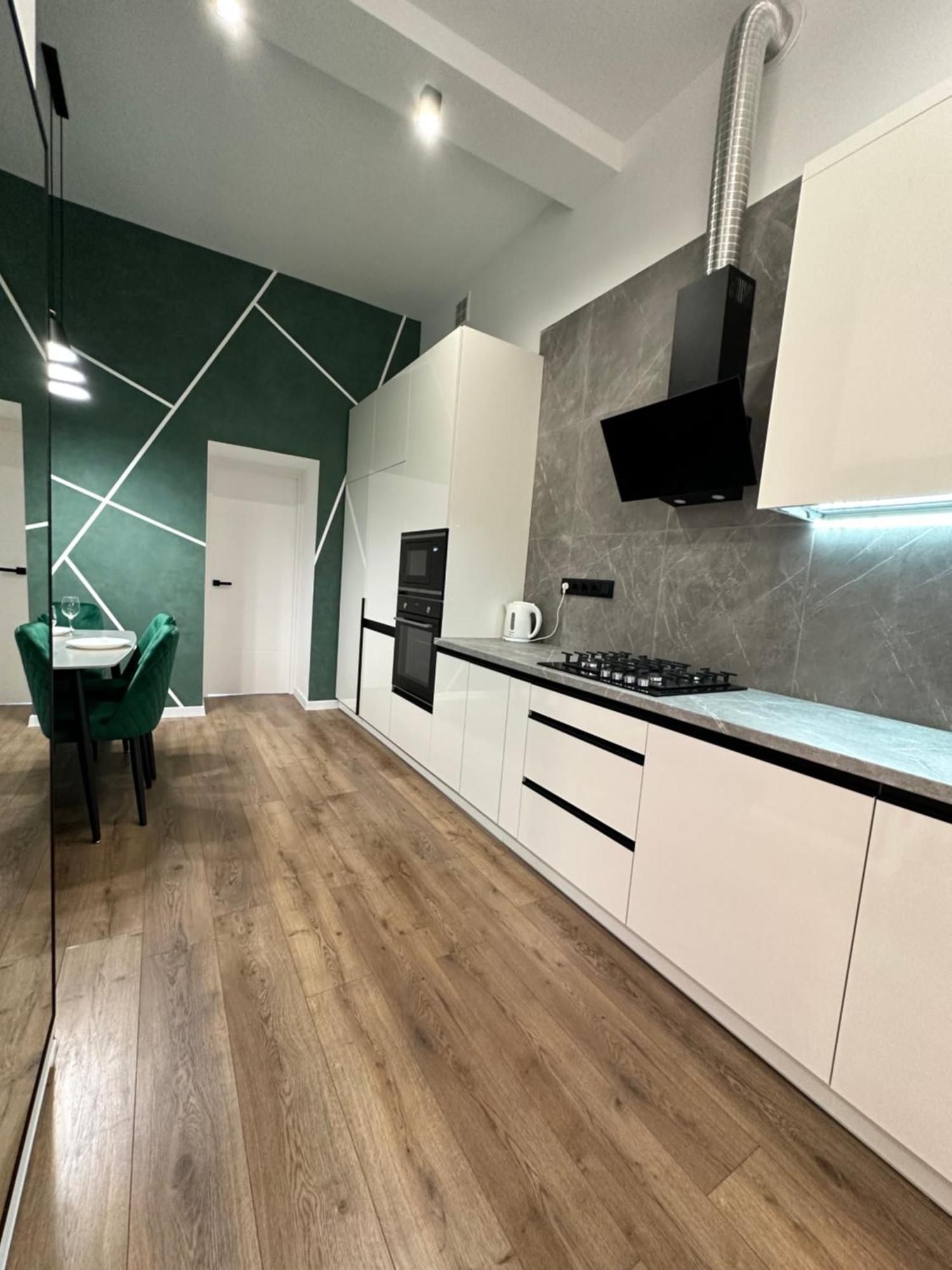 Romantic Apartments - In The Center Of Lviv , King-Size Bed Buitenkant foto